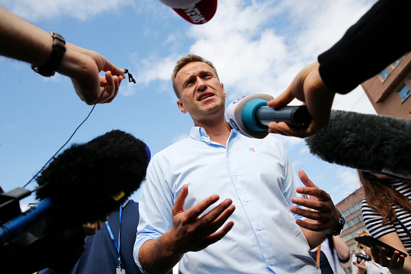 Le chef de l'opposition russe Alexei Navalny s'entretient avec des journalistes lors d'un rassemblement pour soutenir l'opposition et les candidats indépendants après que les autorités ont refusé de les enregistrer pour les élections de septembre à la Douma de la ville de Moscou, Moscou, 20 juillet 2019. (Photo : MAXIM ZMEYEV/AFP via Getty Images)