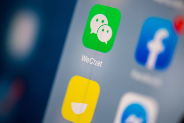 Le logo de l'application de messagerie instantanée chinoise WeChat sur l'écran d'une tablette, le 24 juillet 2019. (Martin Bureau/AFP/Getty Images)