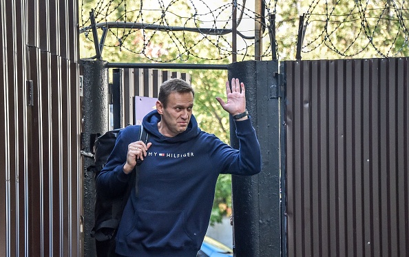 -Le chef de l'opposition russe Alexei Navalny fait un signe de la main alors qu'il quitte le centre de détention de Moscou le 23 août 2019. Photo par Vassily Maximov/ AFP via Getty Images.