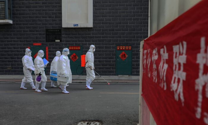 Un groupe de techniciens de laboratoire lors d'une enquête épidémiologique dans la ville de Linyi, province de Shandong, en Chine, le 10 février 2020. (STR/AFP via Getty Images)