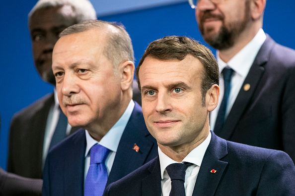 Le président turc Erdogan s'en est pris jeudi à son homologue français Emmanuel Macron, le qualifiant d'"ambitieux incapable" en raison de son ferme soutien à la Grèce. (Photo by Emmanuele Contini/Getty Images)