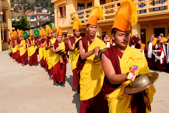 -Des moines bouddhistes tibétains exilés participent à une procession de prière au monastère de Choeling à Katmandou le 10 mars 2020. Photo par Prakash Mathéna / AFP via Getty Images.