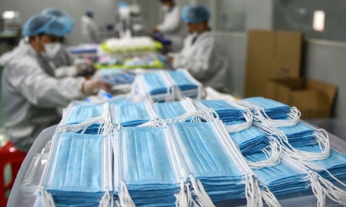 Le 8 avril 2020, des ouvriers fabriquent des masques dans une usine de Nanchang, en Chine. (STR/AFP via Getty Images)