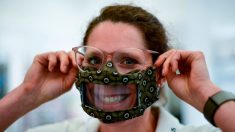 Covid-19: les enseignants d’élèves malentendants bientôt équipés en masques transparents