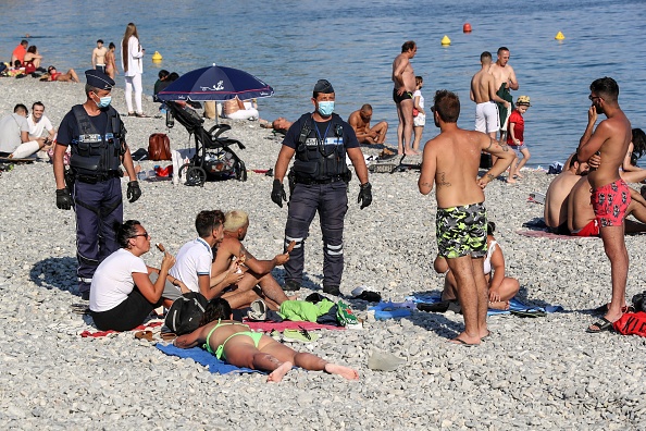 -La police de la ville de Nice contrôle les gens sur la plage, sur la Côte d'Azur visant à freiner la propagation de la maladie COVID-19. Photo par VALERY HACHE / AFP via Getty Images.