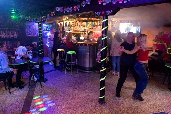 -Les gens dansent et prennent un verre dans un bar à Reykjavik, en Islande, à cause d’une recrudescence du coronavirus, les bars vont refermer ce Week end, pendant 4 jours. Photo par Haraldur Gudjonsson / AFP via Getty Images.