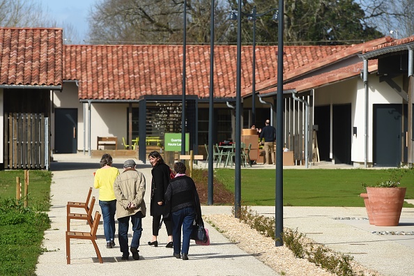 -Les gens visitent le premier «Village Alzheimer» en France, à Dax, Landes, sud-ouest de la France. le 13 mars 2020. -Photo par GAIZKA IROZ / AFP via Getty Images.