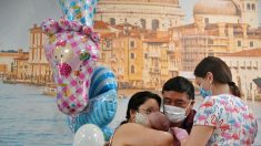 Parents éplorés, bébés bloqués à l’étranger: quand la pandémie sépare les familles des bébés nés de GPA