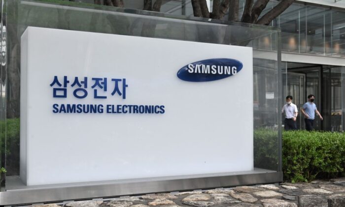 Des gens passent devant le logo de Samsung Electronics dans le bâtiment Seocho de l'entreprise à Séoul, en Corée du Sud, le 30 juillet 2020. (Jung Yeon-je/AFP via Getty Images)
