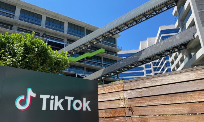 Le logo de l'application vidéo chinoise TikTok sur le côté du nouvel espace de bureaux de l'entreprise sur le campus C3 à Los Angeles, le 11 août 2020. (Chris Delmas/AFP via Getty Images)