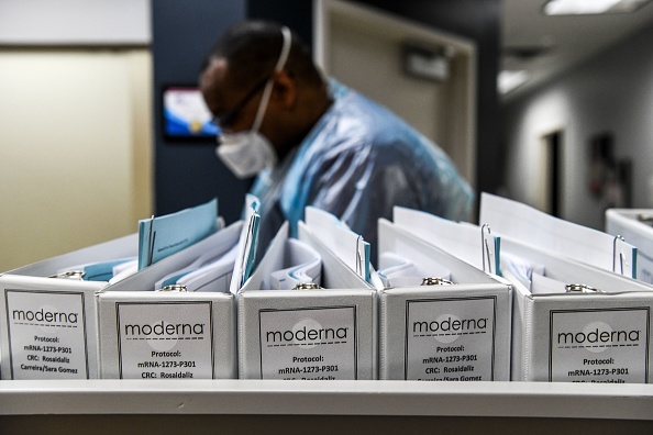 -Les fichiers de protocole de la société de biotechnologie Moderna pour les vaccinations COVID-19 sont conservés dans les centres de recherche d'Amérique à Hollywood, en Floride, le 13 août 2020. Photo de Chandan Khanna / AFP via Getty Images.