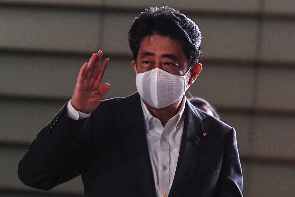 -Le Premier ministre japonais Shinzo Abe arrive au bureau du Premier ministre à Tokyo le 31 août 2020. - Photo de Charly Triballeau / AFP via Getty Images.