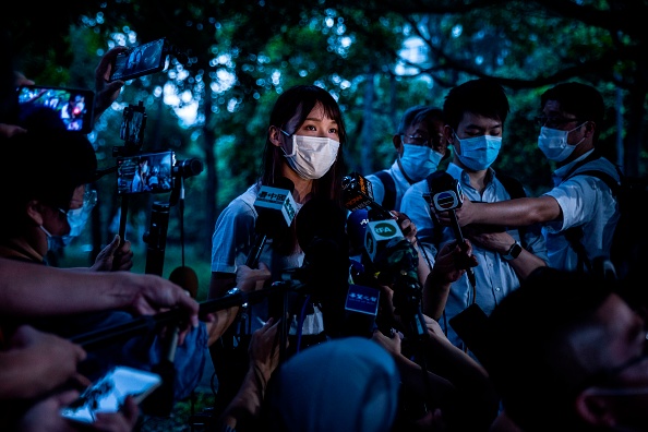 -La militante pour la démocratie de Hong Kong, Agnès Chow, s'entretient avec les médias devant le poste de police de Tai Po à Hong Kong le 2 septembre 2020. Photo par ISAAC LAWRENCE / AFP via Getty Images.