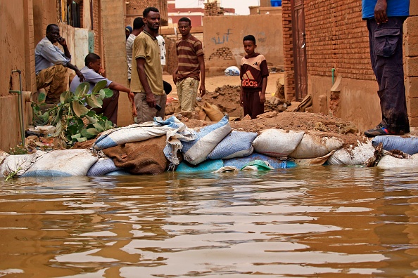 -Les Soudanais se tiennent au milieu des eaux de crue sur l'île de Tuti, où le Nil Bleu et le Nil Blanc se confondent entre les villes jumelles de la capitale Khartoum et Omdurman, le 3 septembre 2020. 