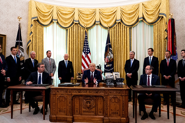 -Le président américain Donald Trump participe à une cérémonie de signature et une réunion avec le président de la Serbie Aleksandar Vucic et le Premier ministre du Kosovo Avdullah Hoti dans le bureau ovale de la Maison Blanche le 4 septembre 2020 à Washington, DC. Photo par Anna Moneymaker-Pool / Getty Images.