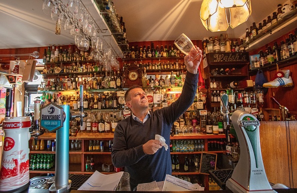 -Joe Sheridan dans son pub fermé, le bar Walsh, dans le village rural de Dunmore, à l'ouest de l'Irlande, le 3 septembre 2020. - Photo de PAUL FAITH / AFP via Getty Images.