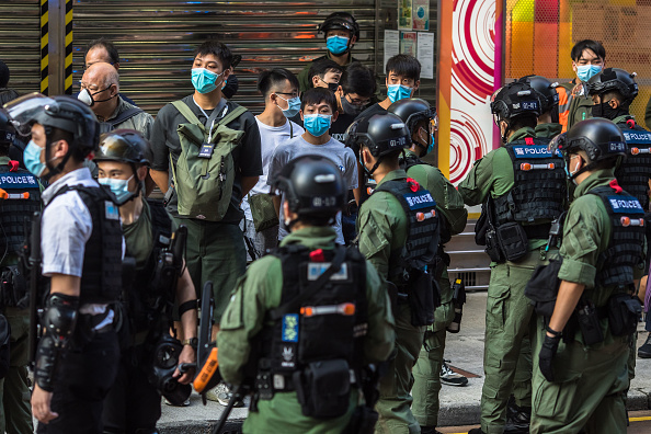 -La police arrête des manifestants qui ont appelé à un rassemblement de Hong Kong le 6 septembre 2020 pour protester contre la décision du gouvernement de reporter l'élection du conseil législatif. Photo par DALE DE LA REY / AFP via Getty Images.
