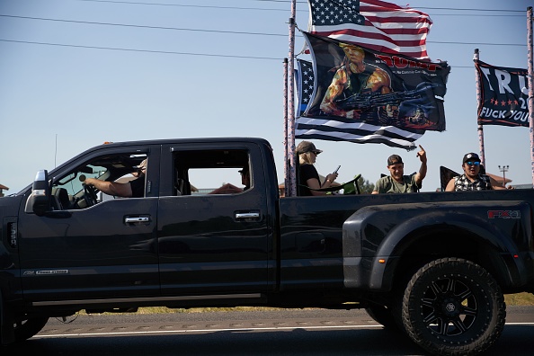 -Les partisans du président Donald Trump organisent un rassemblement et une caravane à Oregon City, Oregon, le 7 septembre 2020. Photo par Allison Dinner / AFP via Getty Images.