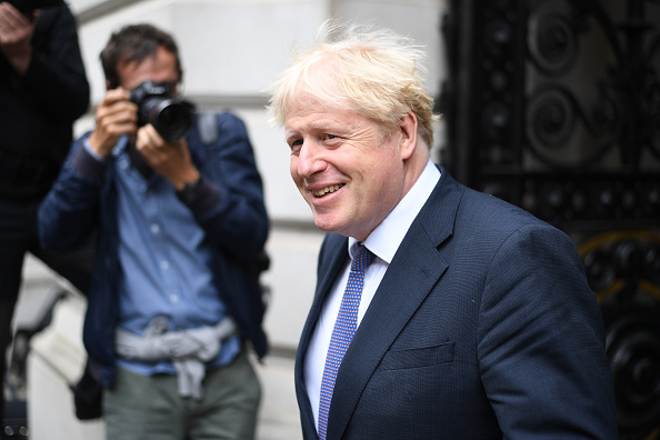 -Le Premier ministre britannique Boris Johnson quitte Downing Street le 8 septembre 2020 à Londres. Photo par Leon Neal / Getty Images.