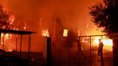 Opération de sauvetage dans le camp de migrants de Moria à Lesbos après un incendie