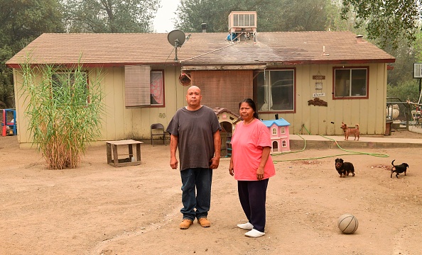-James Hancock et Eleanor Davis devant leur maison à Tollhouse, une communauté dans les contreforts des montagnes de la Sierra Nevada, le 11 septembre 2020. Photo par Frederic J.BROWN / AFP via Getty Images.