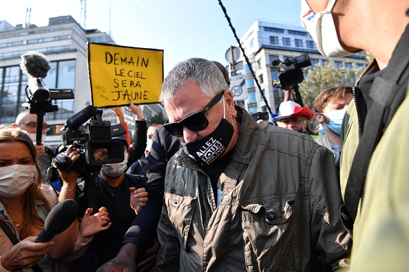 L'humoriste Jean-Marie Bigard (C) lors d'une manifestation de Gilets jaunes à Paris le 12 septembre 2020. (Photo ALAIN JOCARD/AFP via Getty Images)