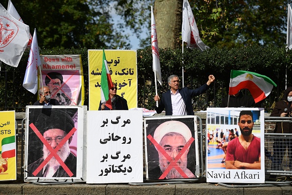 -Manifestation devant l'ambassade d'Iran à Londres le 12 septembre 2020 contre l'exécution du lutteur iranien Navid Afkari, le 12 septembre 2020. Photo par Justin Tallis/ AFP via Getty Images.
