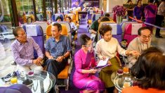 Privés de voyage, les Thaïlandais prennent leur café dans un avion