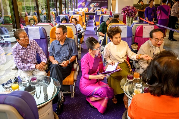 - Les « cafés-avions » en Thaïlande offrent aux clients la possibilité de faire semblant d'être dans le ciel - et l'idée semble avoir décollé, le 10 septembre 2020. Photo par Mladen Antonov / AFP via Getty Images.