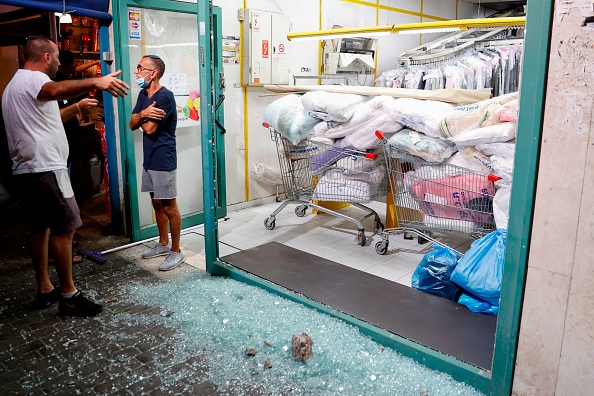 -Du verre brisé se trouve devant une blanchisserie à la suite d'une attaque à la roquette tirée depuis la bande de Gaza qui s'est écrasée dans la ville côtière méridionale d'Ashdod le 15 septembre 2020. Photo par JACK GUEZ / AFP via Getty Images.
