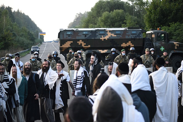 -Le 16 septembre 2020 des pèlerins juifs sont coincés entre les postes frontaliers biélorusse et ukrainien. Photo by -/TUT.BY/AFP via Getty Images.