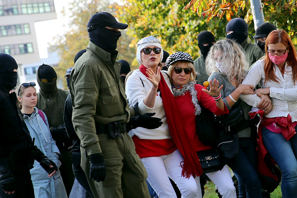 -Des agents des forces de l'ordre arrêtent des femmes lors d'un rassemblement pour protester contre les résultats de l'élection présidentielle biélorusse à Minsk le 19 septembre 2020. Photo par - / TUT.BY / AFP via Getty Images.