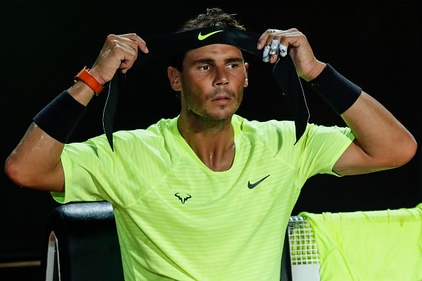 -L'Espagnol Rafael Nadal ajuste son bandeau lors d'un changement de son match de quart de finale de l'Open d'Italie masculin contre Diego Schwartzman d'Argentine le 19 septembre 2020 à Rome, Italie. Photo par Clive Brunskill / POOL / AFP via Getty Images.