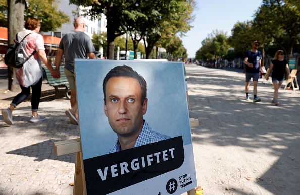 -Une photo du chef de l'opposition russe Alexei Navalny avec le titre "empoisonné" est vue devant l'ambassade de Russie à Berlin le 23 septembre 2020. Photo par Odd Andersen / AFP via Getty Images.
