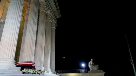 Cour suprême: Trump se rend devant la dépouille de la juge Ruth Bader Ginsburg