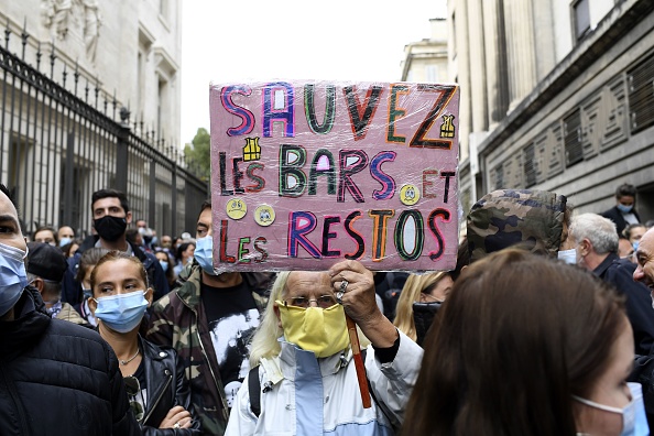 Plusieurs centaines de restaurateurs, soutenus par des élus de tous bords, se sont rassemblés vendredi 25 septembre 2020 à Marseille pour protester contre les nouvelles mesures du gouvernement. (Photo NICOLAS TUCAT/AFP via Getty Images)