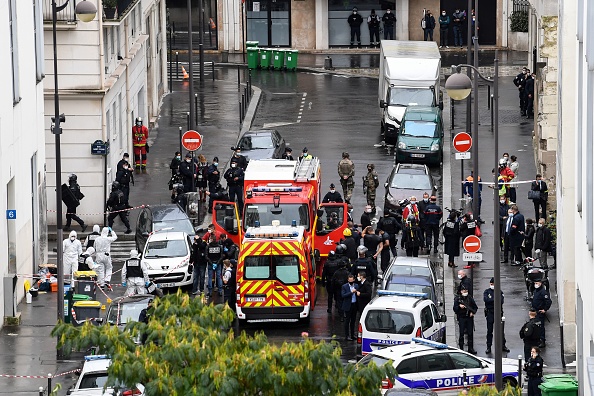 Au lendemain de l'attaque au hachoir qui a fait deux blessés vendredi à Paris devant les anciens locaux de Charlie Hebdo, le principal suspect a "assumé son acte", reconnaissant qu'il visait l'hebdomadaire satirique. (Photo ALAIN JOCARD/AFP via Getty Images)