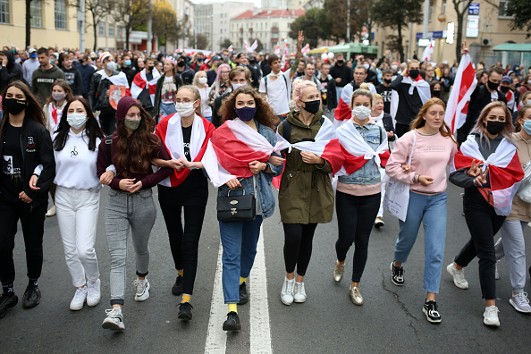 Des partisans de l'opposition défilent dans les rues lors d'un rassemblement de l'opposition pour protester contre l'investiture présidentielle à Minsk le 27 septembre 2020. (Photo : TUT.BY/AFP via Getty Images)