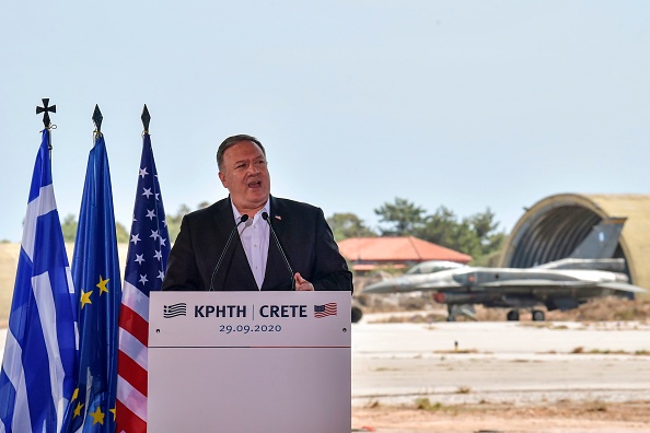 -Le secrétaire d'État américain Mike Pompeo lors d'une visite à la base de Souda, installation navale américaine en Méditerranée orientale sur l'île grecque de Crète, Le 29 septembre 2020.  Photo par Aris Messinis / POOL / AFP via Getty Images.