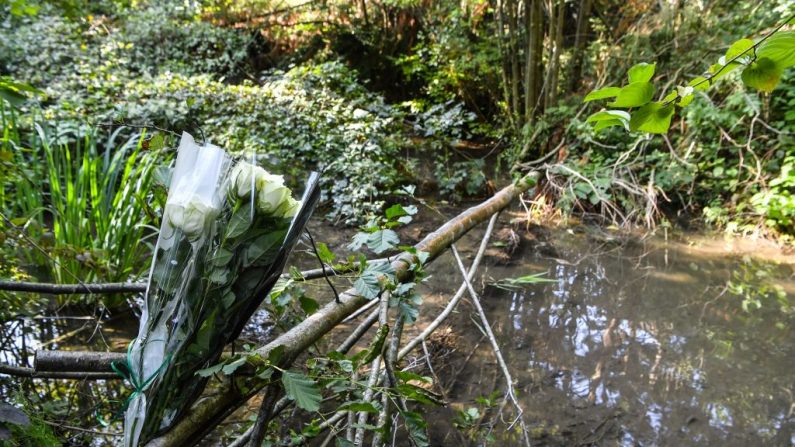 Des roses blanches ont été déposées à l'endroit où le corps de Victorine a été retrouvé lundi après-midi. (PHILIPPE DESMAZES/AFP via Getty Images)