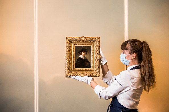 -Illustration- Autoportrait de Rembrandt de l'artiste, portant une collerette et un chapeau noir vu chez Sotheby's le 17 juillet 2020 à Londres. Photo par Tristan Fewings / Getty Images pour Sotheby's.
