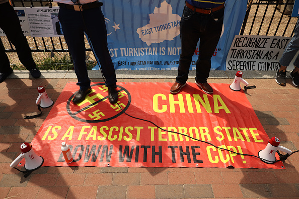 -Les groupes ETNAM et le gouvernement du Turkestan oriental en exil ont soumis des preuves à la Cour pénale internationale, appelant à une enquête sur de hauts responsables chinois, dont Xi Jinping, pour génocide et crimes contre l'humanité. Photo par Chip Somodevilla / Getty Images.