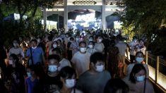 Les longues files d’attente à l’hôpital et le confinement des complexes résidentiels à Wuhan laissent supposer une résurgence du virus