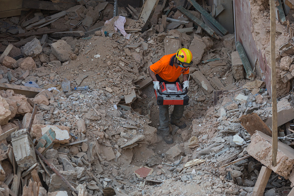 -Un secouriste chilien utilise un appareil d'écoute sensible pour localiser les signes vitaux d'un survivant sur le site de l'explosion de Beyrouth le 4 septembre 2020 au Liban. Photo par Sam Tarling / Getty Images.