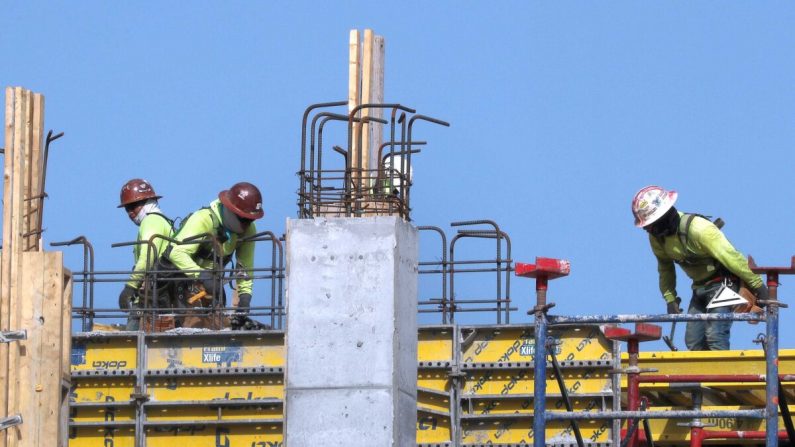 Des ouvriers du bâtiment travaillent sur un chantier à Miami, en Floride, le 4 septembre 2020. (Joe Raedle/Getty Images)