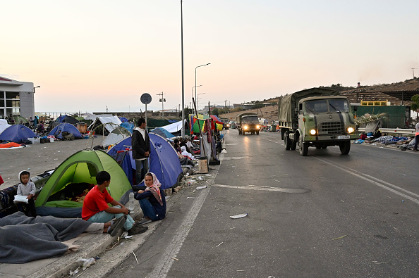 - Des réfugiés dorment au bord d'une route pour une troisième nuit près de la ville de Mytilène après qu'un incendie a détruit le camp de réfugiés de Moria sur l'île de Lesbos le 12 septembre 2020, en Grèce. Photo de Milos Bicanski / Getty Images.
