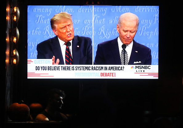 - Une émission du premier débat entre le président Donald Trump et le candidat démocrate à la présidentielle Joe Biden est diffusé sur une télévision, le 29 septembre 2020 à West Hollywood, Californie. Photo par Mario Tama / Getty Images.