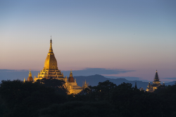 -Illustration- Des temples sont vus alors que le soleil se lève le 30 novembre 2013 à Bagan. Photo François Xavier Marit/ AFP via Getty Images.