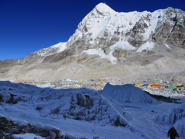 -Illustration-L'entrée de la cascade de glace de Khumbu sous le mont Everest. Photo ROBERT KAY / AFP via Getty Images.