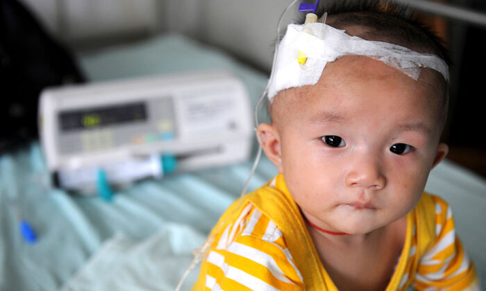 Un bébé souffrant de calculs rénaux après avoir bu du lait contaminé en poudre, et recevant un traitement par intraveineuse à l'hôpital pour enfants de Chengdu, dans la province chinoise du Sichuan, le 22 septembre 2008. (China Photos/Getty Images)